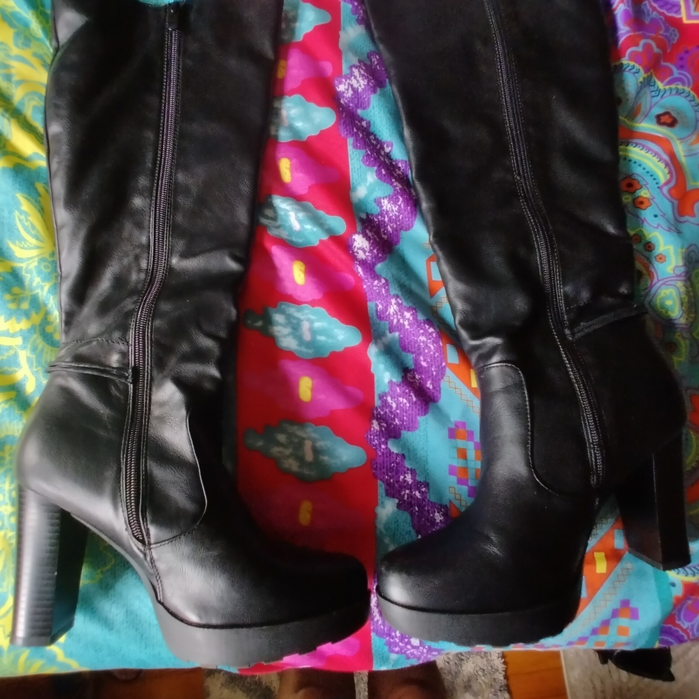 4" Knee high faux leather boots sz 38 or 7/2 (see description for measurements)